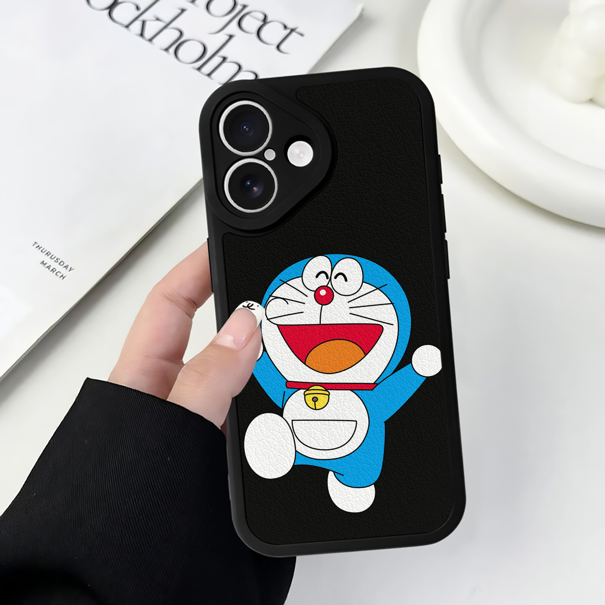 （画像用） ドラえもん Doraemon 【iPhone 16シリーズ対応】シリコンスマホケース（レザー調） 材質：シリコン